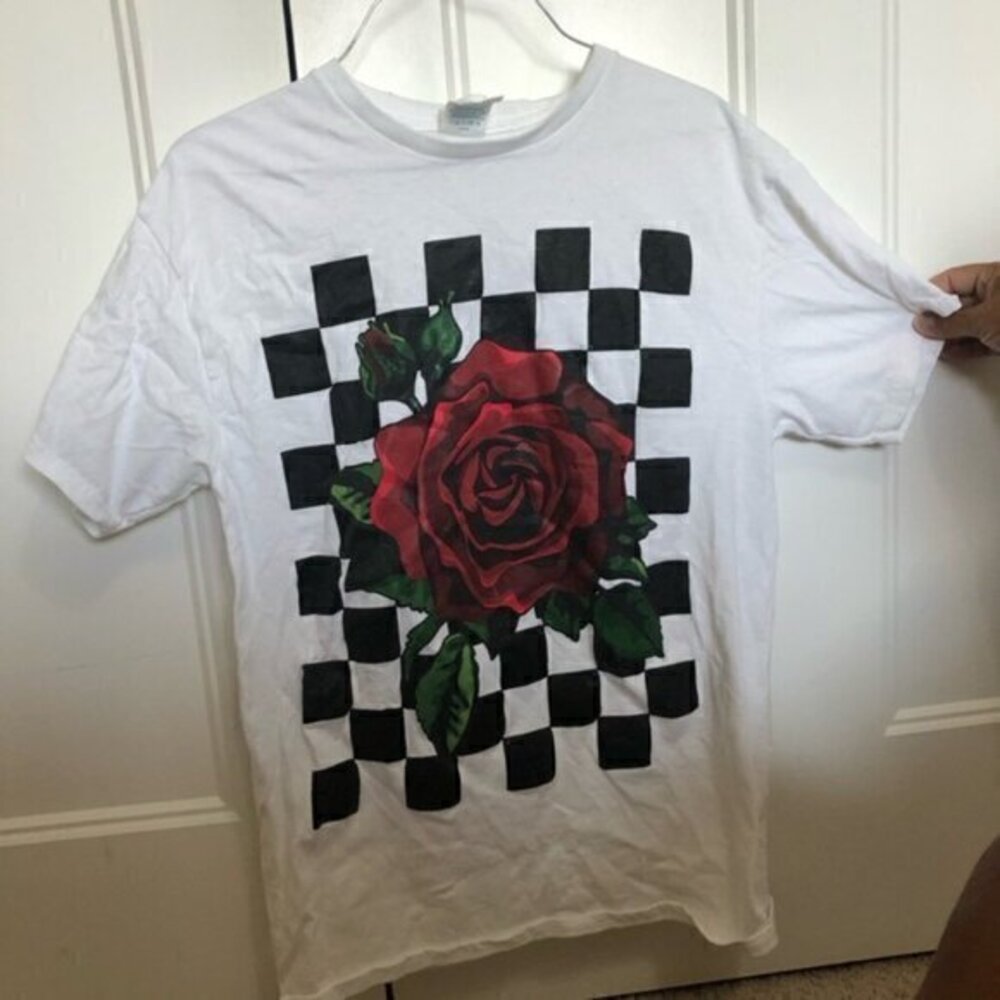 Red rose graphic Tshirt unisex size medium